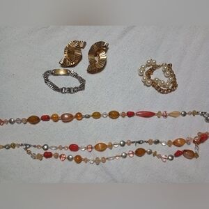 Lot of 4 quality costume jewelry, 1 necklace, 2 bracelets and 1 earrings (C006)
